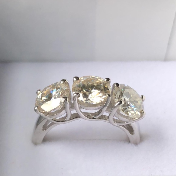 3Ct Round Cut Moissanite Engagement/Promise Ring! - Picture 5 of 6